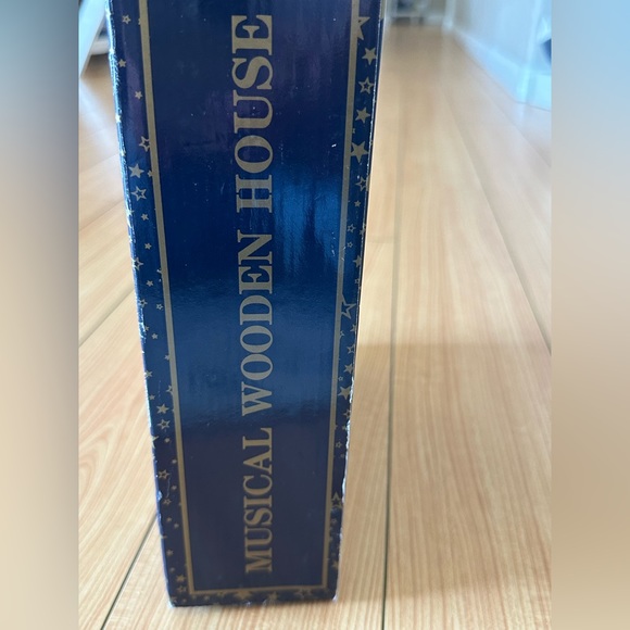 Vintage Christmas toy shop musical wooden house. Music works - see video. - Picture 3 of 13